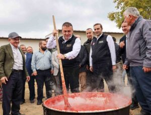 Bilecik Valisi Sözer, Osmaneli Oğulpaşa’da domates hasadına katılıp salça yaptı