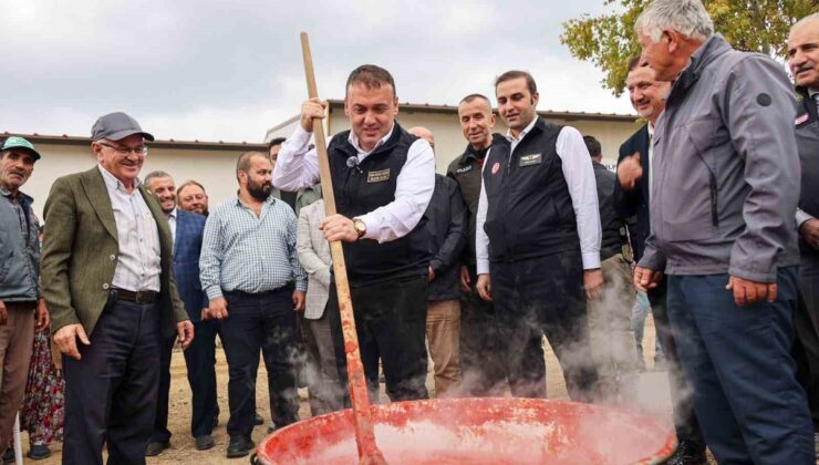 Bilecik Valisi Sözer, Osmaneli Oğulpaşa’da domates hasadına katılıp salça yaptı