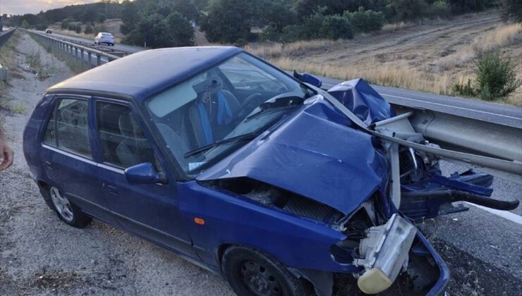 Bilecik’te otomobilin refüje çarptığı kazada 4’ü çocuk 7 kişi yaralandı