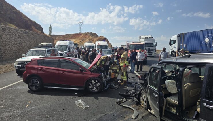 Bingöl’de hafif ticari araç ile otomobil kafa kafaya çarpıştı, 6 kişi yaralandı