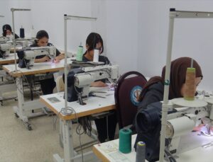 Bitlis Tatvan’da meslek lisesi öğrencileri öğretmenlere 40 önlük teslim etti