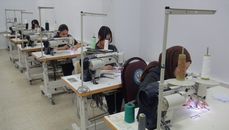 Bitlis Tatvan’da meslek lisesi öğrencileri öğretmenlere 40 önlük teslim etti