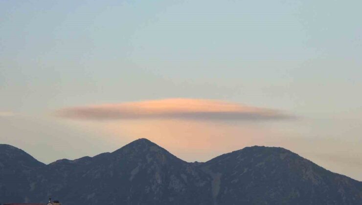 Bitlis’te UFO’yu andıran mercek bulutu gökyüzünde görsel şölen oluşturdu