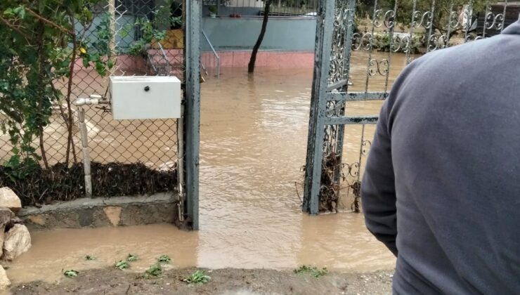Bursa Mudanya’da sağanakta ev ve pansiyonlarda mahsur kalanlar kurtarıldı