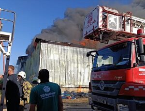Bursa Yenişehir Karaköy’deki soğuk hava deposu yangınına itfaiye müdahale ediyor