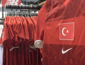 Bursa’da Türkiye-İtalya maçı öncesi Bursastore’da milli formalara ilgi arttı