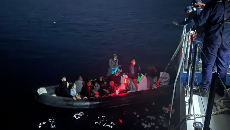Çanakkale Gökçeada açıklarında arızalanan bottaki 14 düzensiz göçmen kurtarıldı