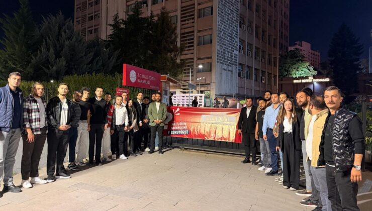 CHP Gençlik Kolları, okullardaki silahlı saldırılara MEB önünde eylemle tepki verdi