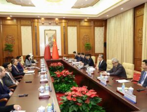 Çin Dışişleri Bakanı Wang, Katar Başbakanı Al Sani ile Beijing’de görüştü