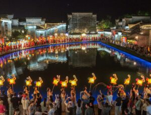 Çin’in Huangshan kentinde Güz Ortası Festivali’nde fenerli geçit töreni yapıldı