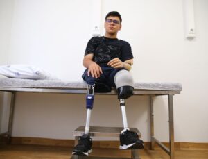 Depremde ailesini kaybeden Taha, protezlerle hayata tutundu