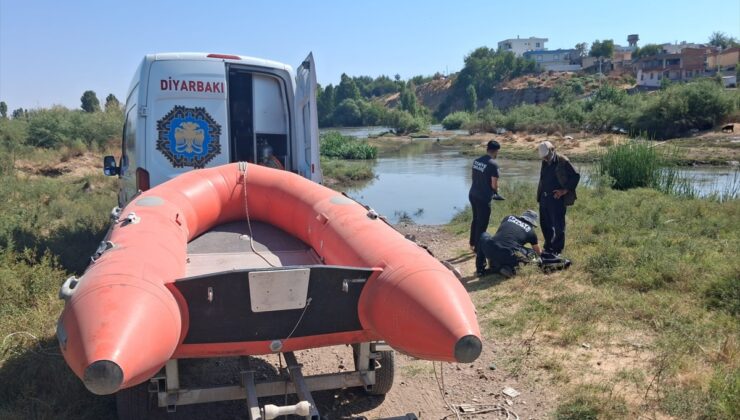 Diyarbakır Sur’da Dicle’de mahsur kalan 54 keçi ve oğlağı itfaiye kurtardı
