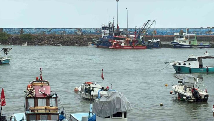 Düzce Akçakoca’da fırtınada dalga boyu 5 metreyi buldu, balıkçılar denize açılamadı
