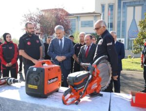 Düzce Valisi Makas, Kızılelma Derneğine malzeme desteği törenine katıldı
