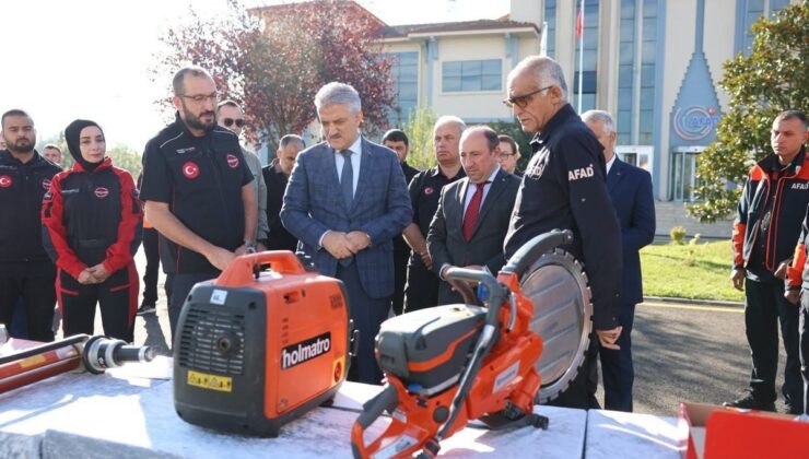 Düzce Valisi Makas, Kızılelma Derneğine malzeme desteği törenine katıldı