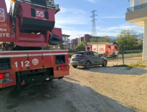 Düzce’de 4 katlı binanın zemin katındaki yangın söndürüldü, evde hasar oluştu