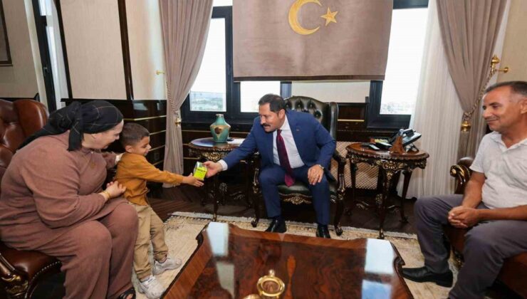 Enkazdan 20 günlükken kurtarılan Kerem bebek, Hatay Valisi Masatlı’yı ziyaret etti