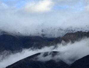 Erzincan’da Esence ve Munzur dağlarının zirveleri mevsimin ilk karıyla beyazladı