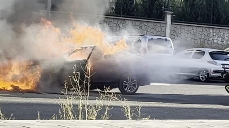 Erzurum Palandöken’de 06 U 3063 plakalı otomobil yangında kullanılmaz hale geldi