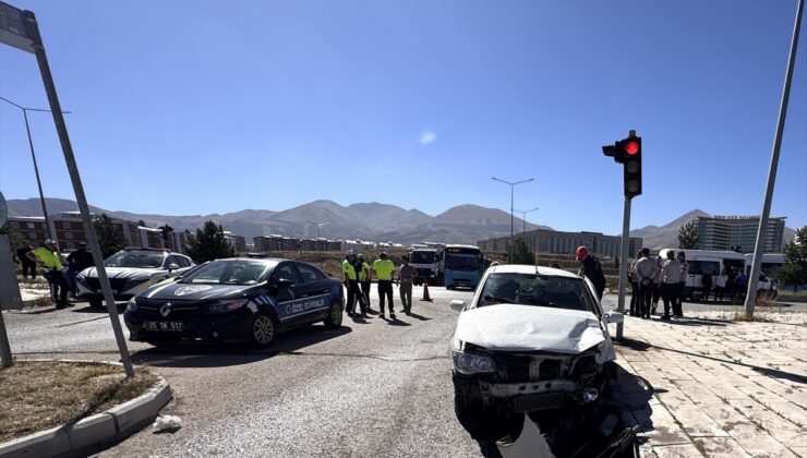 Erzurum’da cezaevi aracı ile otomobilin çarpıştığı kazada 9 kişi yaralandı