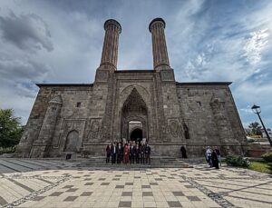 Erzurum’daki tarihi Çifte Minareli Medrese’de 31 sanatçının 56 eseri sergileniyor