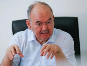 Eski İzmir Büyükşehir Belediye Başkanı Burhan Özfatura hayatını kaybetti