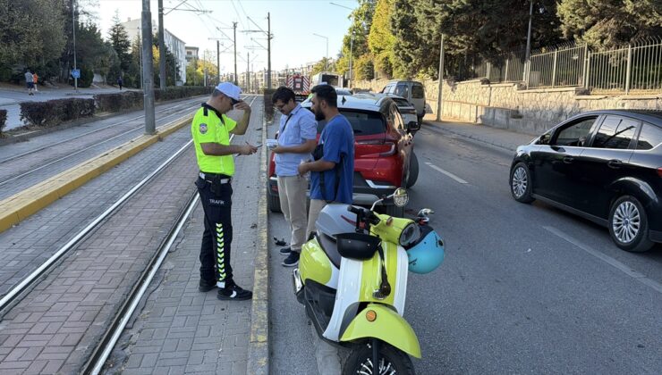 Eskişehir’de otomobilin altında kalan motosiklet sürücüsünü vatandaşlar kurtardı