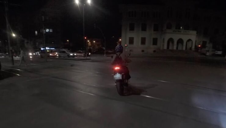Eskişehir’de yolu şaşıran motosikletli ters yöne girdi, anlar kask kamerasında