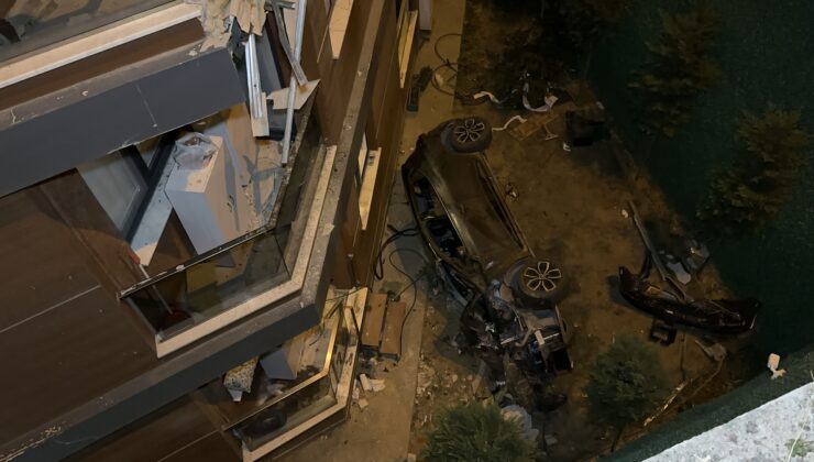 Eyüpsultan’da otomobil, binaya çarptıktan sonra 15 metre yükseklikten bahçeye düştü: 2 yaralı