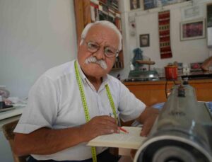 Gaziantep’te 68 yaşındaki Nezir Canpolat, 55 yıldır terzilik yapıyor, kitap okuyor