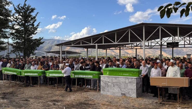 Gaziantep’te otobüsle çarpışan otomobilde ölen 7 kişi Hatay’da toprağa verildi