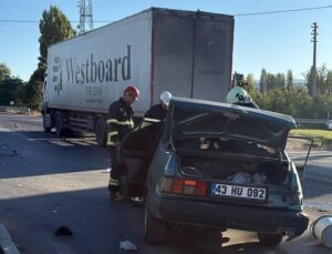 Gediz’de otomobil ile tırın çarpışması sonucu 1 kişi yaralandı