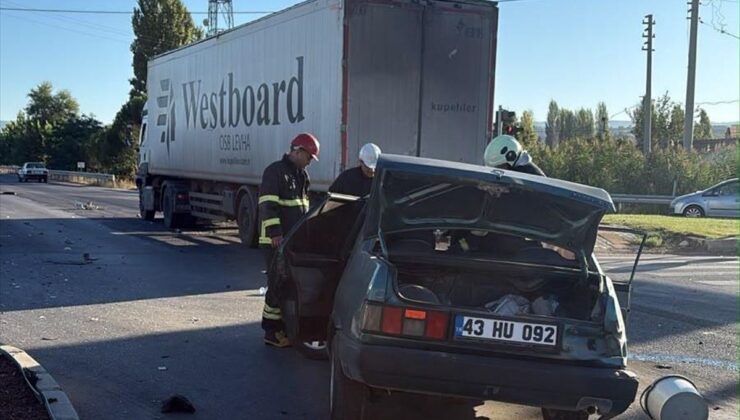 Gediz’de otomobil ile tırın çarpışması sonucu 1 kişi yaralandı