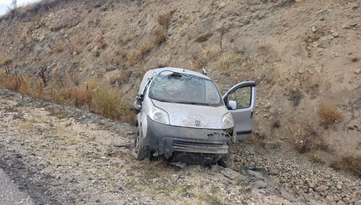 Gerede’de devrilen hafif ticari aracın sürücüsü yaralandı
