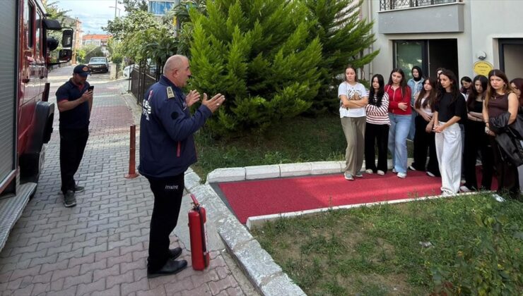 Gerze Belediyesi itfaiyesi, öğrencilerin kaldığı apart otelde tahliye tatbikatı yaptı