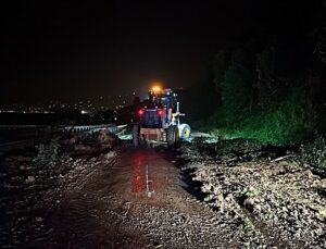 Giresun Görele’de toprak kayması iki otomobile zarar verdi, sahil yolu açıldı