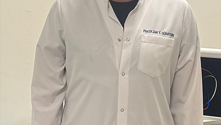 Giresun Tirebolu’da nefes borusuna ekmek kaçan garsonu Prof. Günaydın kurtardı
