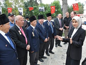 Gümüşhacıköy’de 19 Eylül Gaziler Günü’nde Atatürk Anıtı’na çelenk sunuldu