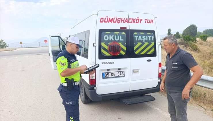 Gümüşhacıköy’de jandarma, okul servislerini öğrenci güvenliği için denetledi