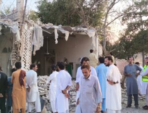 GÜNCELLEME – Pakistan’da cami yakınındaki bombalı saldırılarda en az 16 kişi öldü, 50’den fazla kişi yaralandı