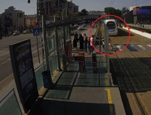 Güvenlik Görevlisi Muhammet Lafçı, Tramvayın Önüne Koşan Kız Çocuğunu Tişörtünden Çekerek Kurtardı