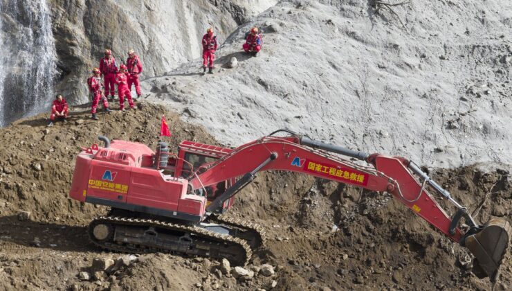 Gyirong Sınır Kapısı Yolu Heyelan Sonrası Yeniden Açıldı