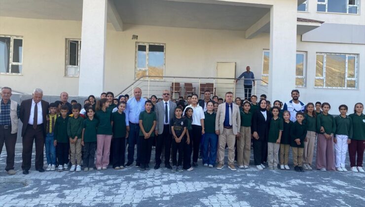 Hakkari Bağışlı’daki okulda 60 öğrenciye spor malzemesi verildi
