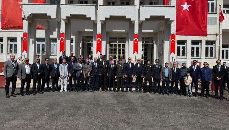 Hakkari Yüksekova’da Gaziler Günü programında Atatürk Anıtı’na çelenk sunuldu