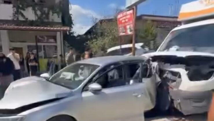 Hatay Defne’de kamyonet park halindeki otomobile çarptı, 2 kişi yaralandı