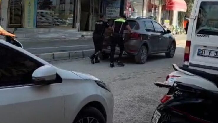 Hatay Samandağ’da arızalanan otomobili 2 polis iterek yol kenarına götürdü