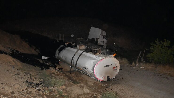 Hizan’da zift yüklü tanker devrildi: 1 yaralı