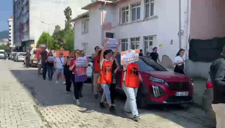 Hopa’da Halkevleri okullardaki şiddete karşı yürüyüp önlem çağrısı yaptı