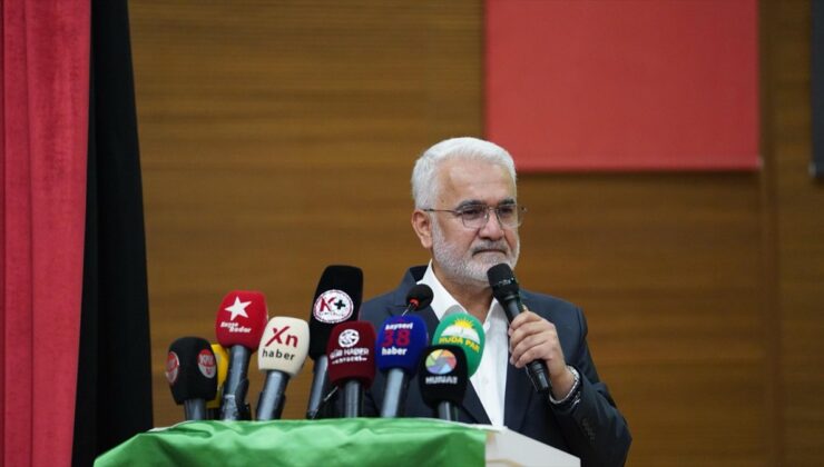 HÜDA PAR lideri Yapıcıoğlu, Kayseri’de cunta anayasasının değiştirilmesini istedi.