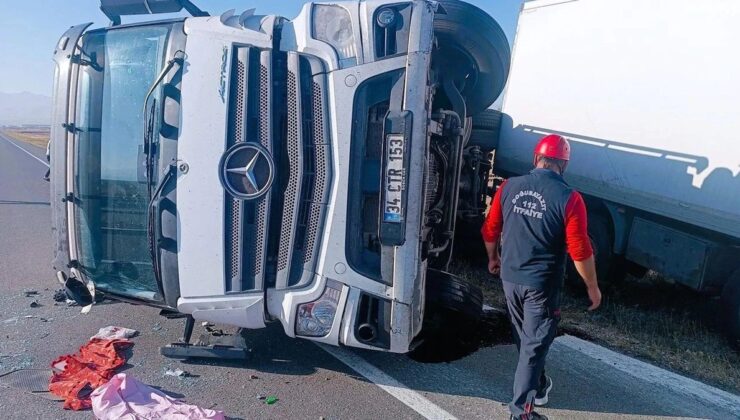 Iğdır’da eşeğe çarpmamak için manevra yapan sürücünün kamyonu devrildi, 2 yaralı
